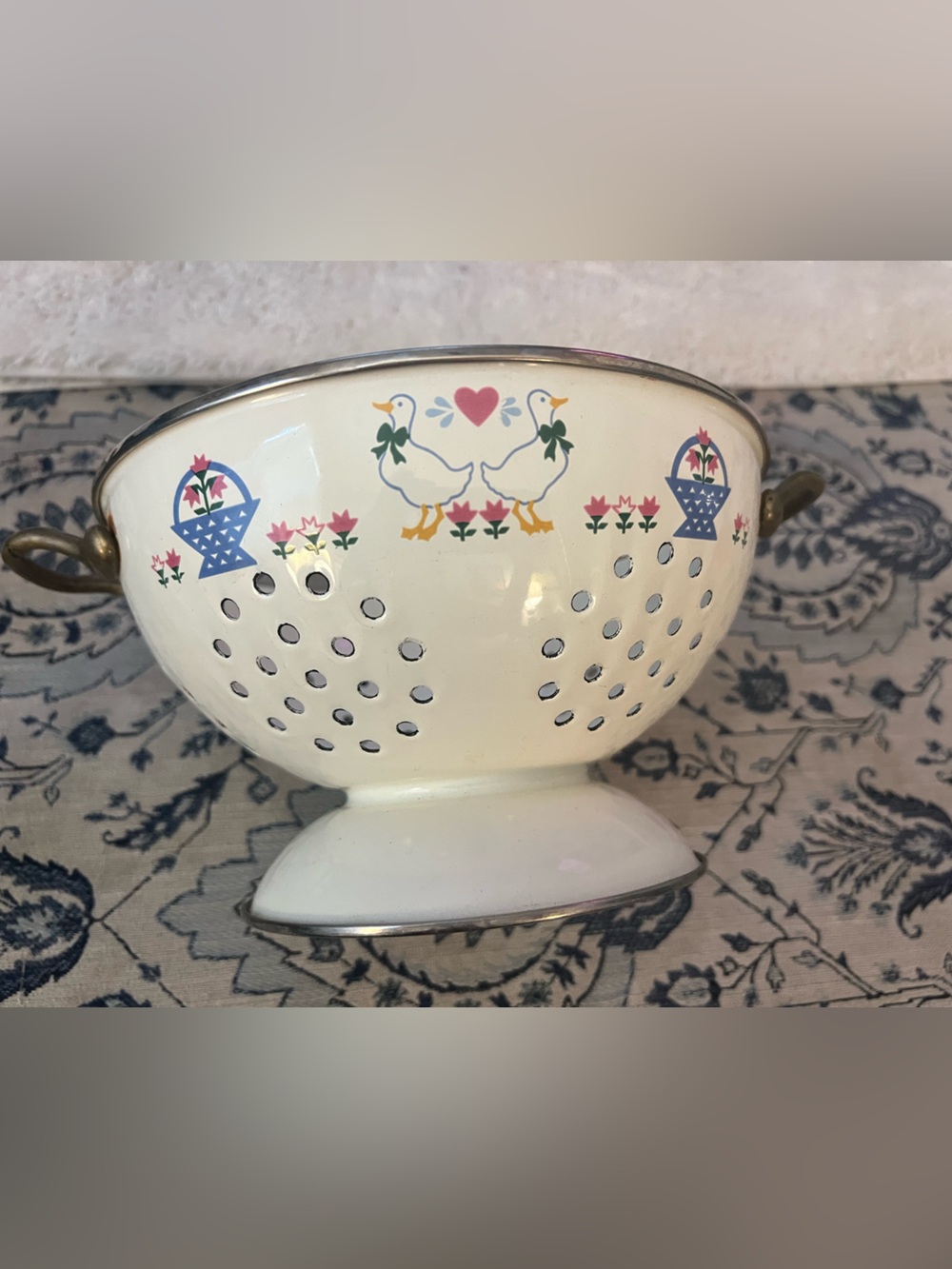 vintage 70-80’s M. Kamenstein Inc. white goose enameled metal pedestal colander